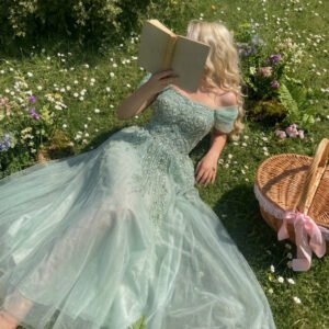 düşük omuzlu ve kristal İşlemeli su yeşili masalsı abiye