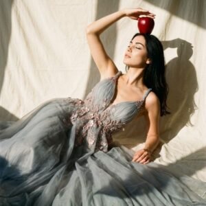 Çiçek nakışlı ve derin v dekolteli pastel mavi tül abiye